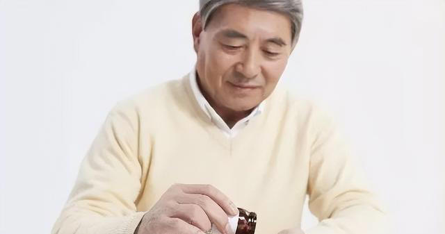 血压高到啥程度有必要吃降压药？医生：服用降压药，建议避开3物