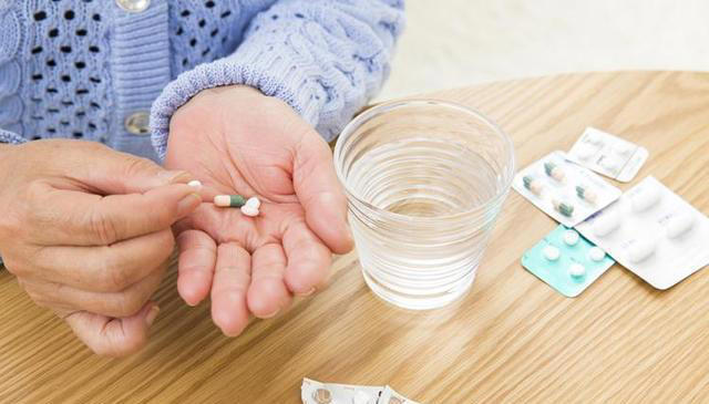 血压高到啥程度有必要吃降压药？医生：服用降压药，建议避开3物