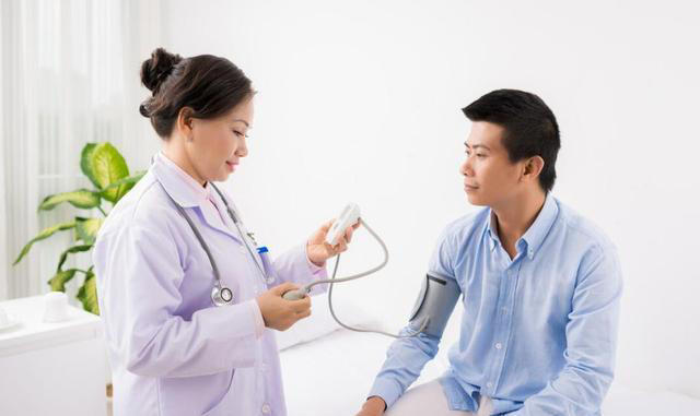 血压高到啥程度有必要吃降压药？医生：服用降压药，建议避开3物