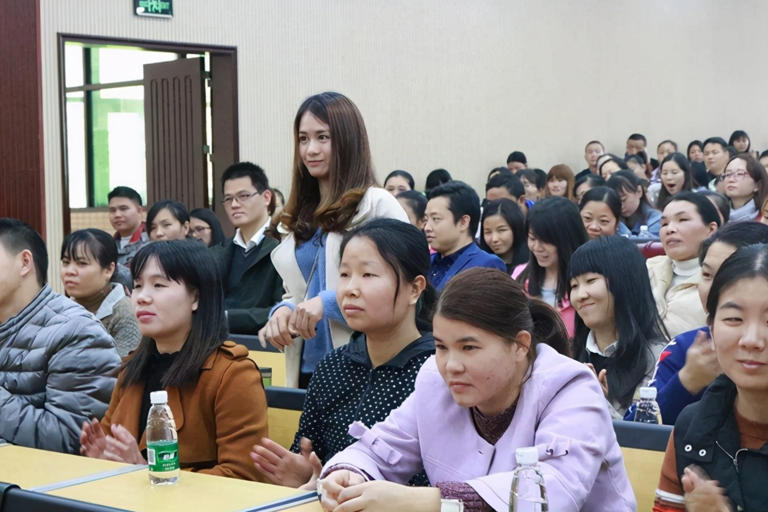 开家长会时父母这三种打扮，会让孩子抬不起头，别不当回事