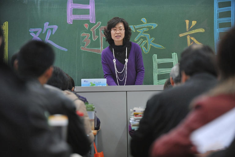 开家长会时父母这三种打扮，会让孩子抬不起头，别不当回事