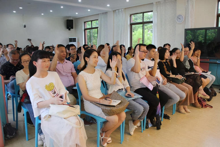 开家长会时父母这三种打扮，会让孩子抬不起头，别不当回事