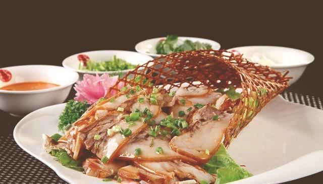 为啥中国人偏爱吃猪头肉、猪脚？很多人都不清楚，看完之后涨知识