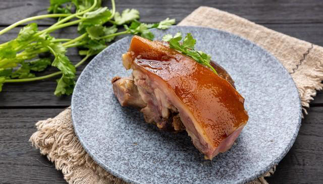 为啥中国人偏爱吃猪头肉、猪脚？很多人都不清楚，看完之后涨知识