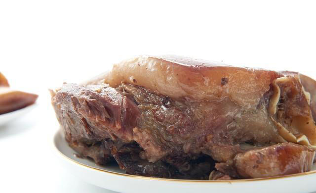 为啥中国人偏爱吃猪头肉、猪脚？很多人都不清楚，看完之后涨知识