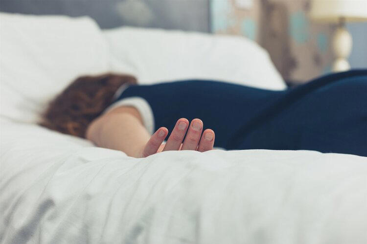 “睡觉把手举过头顶”，为什么能一觉到天亮？