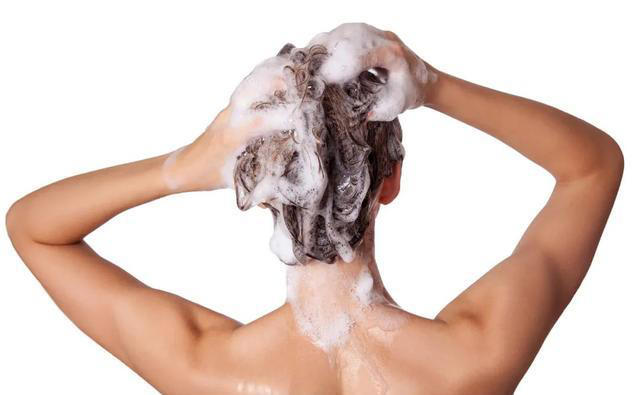 一天洗一次澡，与一周洗一次澡的人，哪种更健康? 答案来了