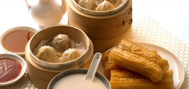 医生建议：上了年纪，宁愿早饭干吃馒头，也别早上乱吃这3样