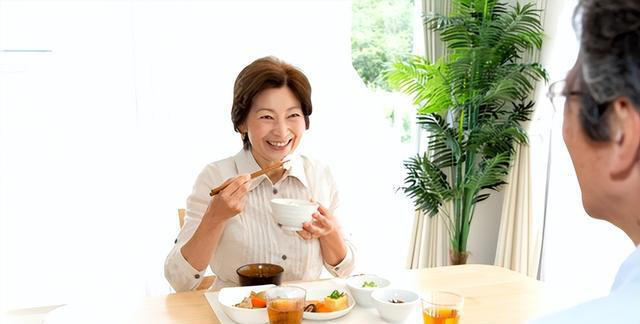 医生建议：上了年纪，宁愿早饭干吃馒头，也别早上乱吃这3样