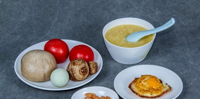 医生建议：上了年纪，宁愿早饭干吃馒头，也别早上乱吃这3样