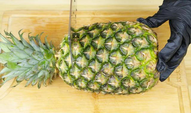 才发现，原来菠萝去皮这么简单，不削皮也不挖眼，两分钟就能弄好