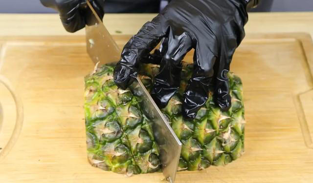 才发现，原来菠萝去皮这么简单，不削皮也不挖眼，两分钟就能弄好