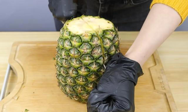 才发现，原来菠萝去皮这么简单，不削皮也不挖眼，两分钟就能弄好