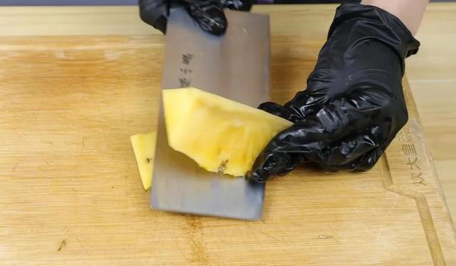 才发现，原来菠萝去皮这么简单，不削皮也不挖眼，两分钟就能弄好