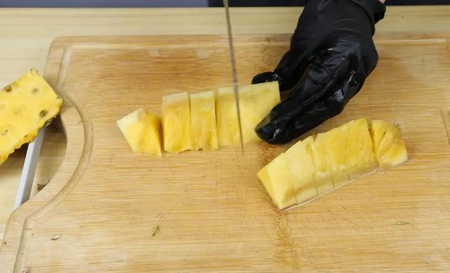 才发现，原来菠萝去皮这么简单，不削皮也不挖眼，两分钟就能弄好