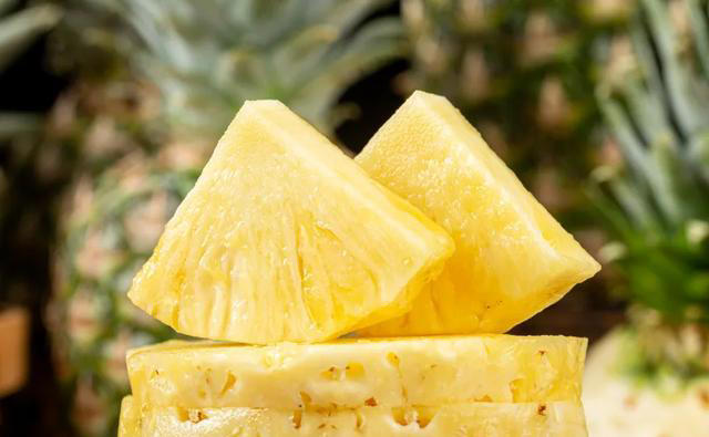 才发现，原来菠萝去皮这么简单，不削皮也不挖眼，两分钟就能弄好