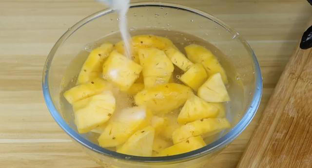 才发现，原来菠萝去皮这么简单，不削皮也不挖眼，两分钟就能弄好
