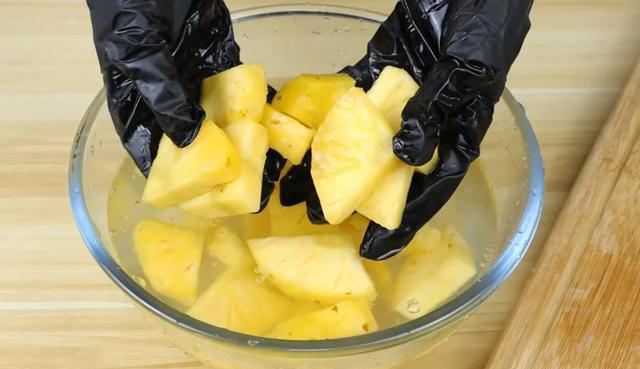 才发现，原来菠萝去皮这么简单，不削皮也不挖眼，两分钟就能弄好