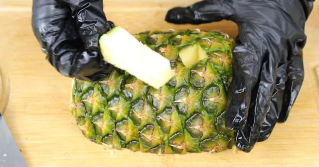 才发现，原来菠萝去皮这么简单，不削皮也不挖眼，两分钟就能弄好