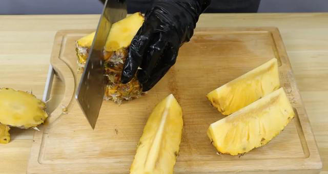 才发现，原来菠萝去皮这么简单，不削皮也不挖眼，两分钟就能弄好