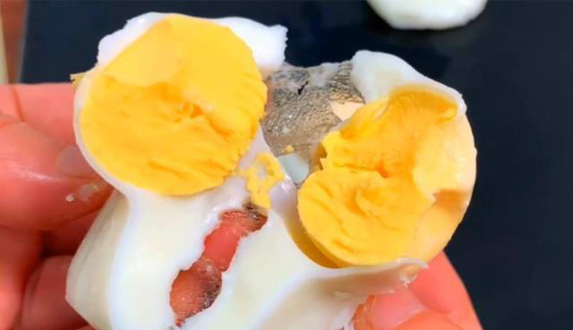 煮荷包蛋，水开下锅是不对的！学会这个技巧，鸡蛋完整嫩滑不粘锅