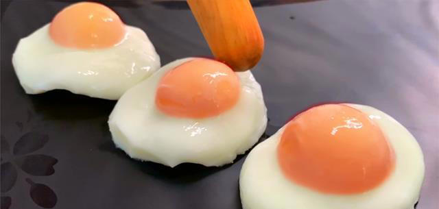 煮荷包蛋，水开下锅是不对的！学会这个技巧，鸡蛋完整嫩滑不粘锅
