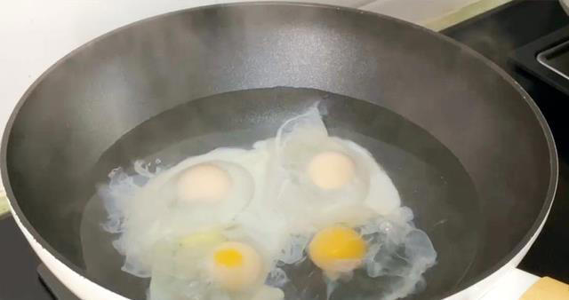 煮荷包蛋，水开下锅是不对的！学会这个技巧，鸡蛋完整嫩滑不粘锅