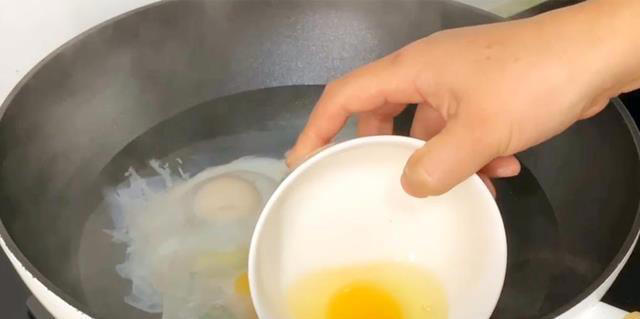 煮荷包蛋，水开下锅是不对的！学会这个技巧，鸡蛋完整嫩滑不粘锅