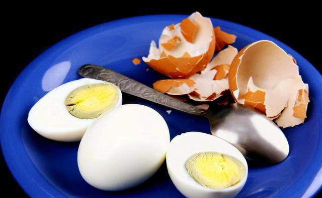 煮鸡蛋，最忌冷水下锅！牢记1个口诀，蛋壳一碰就掉，营养不流失
