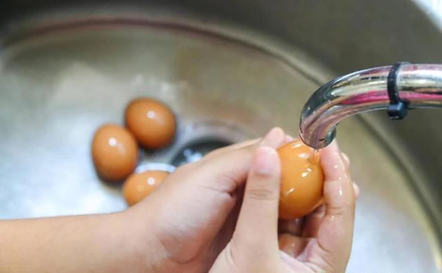 煮鸡蛋，最忌冷水下锅！牢记1个口诀，蛋壳一碰就掉，营养不流失