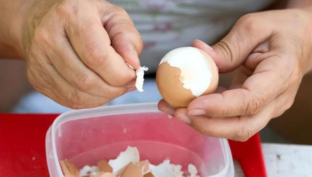 煮鸡蛋，最忌冷水下锅！牢记1个口诀，蛋壳一碰就掉，营养不流失
