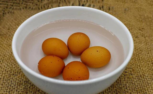 煮鸡蛋，最忌冷水下锅！牢记1个口诀，蛋壳一碰就掉，营养不流失