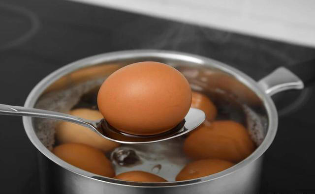 煮鸡蛋，最忌冷水下锅！牢记1个口诀，蛋壳一碰就掉，营养不流失