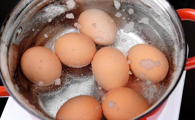 煮鸡蛋，最忌冷水下锅! 牢记1个口诀，蛋壳一碰就掉，营养不流失