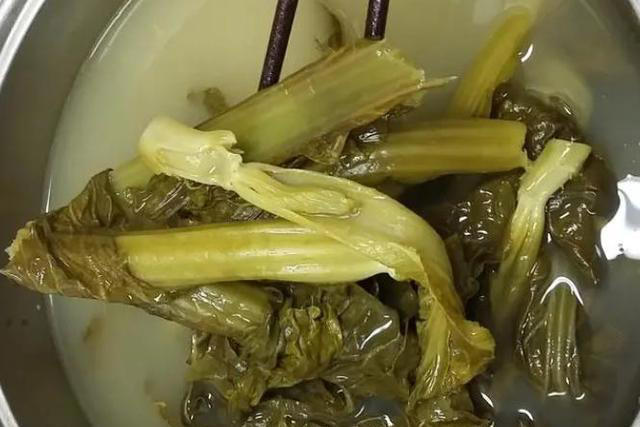 为何老一辈人常吃咸菜，却很少生病呢？医生直言：原因其实很简单