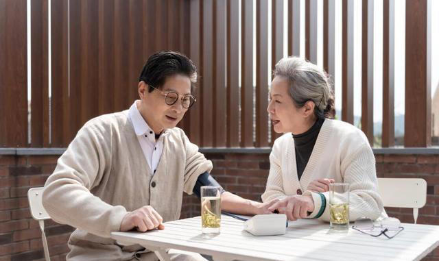 长不长寿，看心率就知道？老人1分钟心率多少才正常？听医生咋说