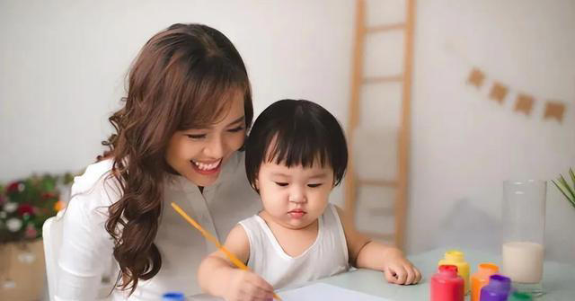 孩子这些行为明明是缺爱，父母还骄傲地以为是“情商高”，太可悲