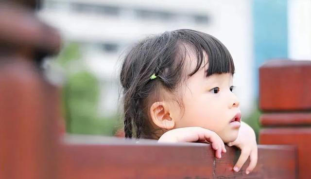 孩子这些行为明明是缺爱，父母还骄傲地以为是“情商高”，太可悲