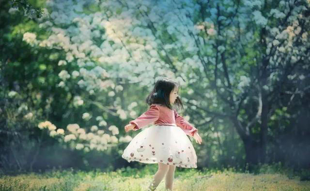 孩子这些行为明明是缺爱，父母还骄傲地以为是“情商高”，太可悲