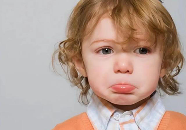 孩子这些行为明明是缺爱，父母还骄傲地以为是“情商高”，太可悲