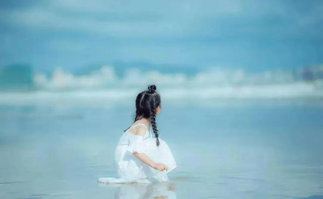 孩子这些行为明明是缺爱，父母还骄傲地以为是“情商高”，太可悲