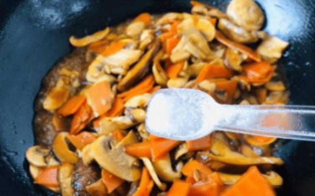 口蘑的“死对头”，医生提醒：二者万不可同吃，吃口蘑的禁忌要懂