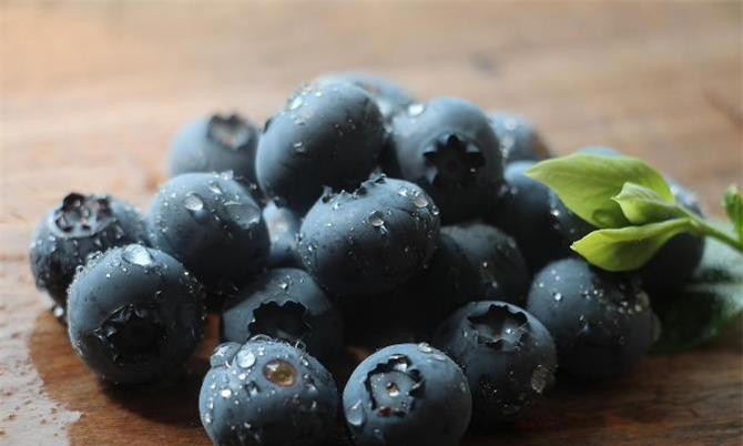 这才是洗蓝莓的正确方法，不用放食盐，脏东西全都洗干净