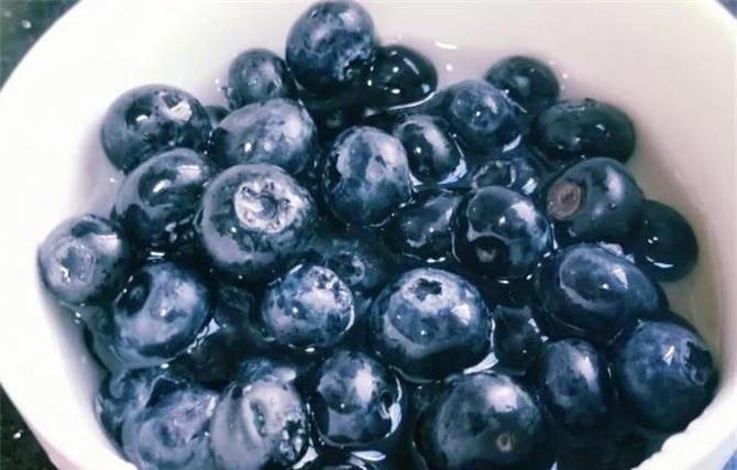 这才是洗蓝莓的正确方法，不用放食盐，脏东西全都洗干净