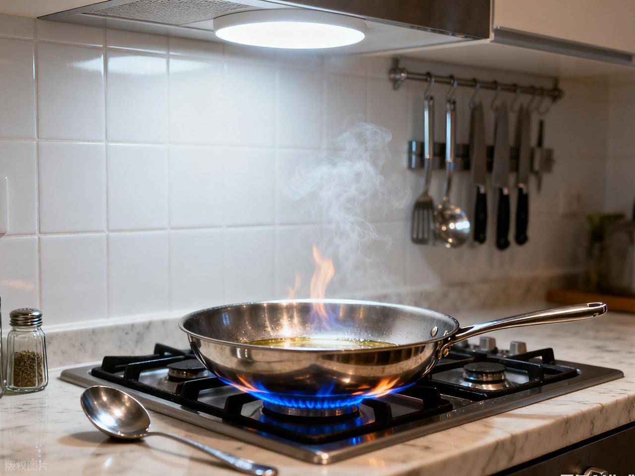 差点犯大错！医生提醒：刚炒完菜千万别用水冲铁锅，多数人都错了