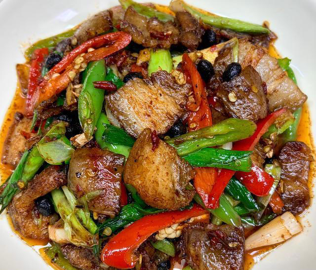 经典家常回锅肉太香！肉片焦香卷边肥而不腻，配米饭能炫两碗