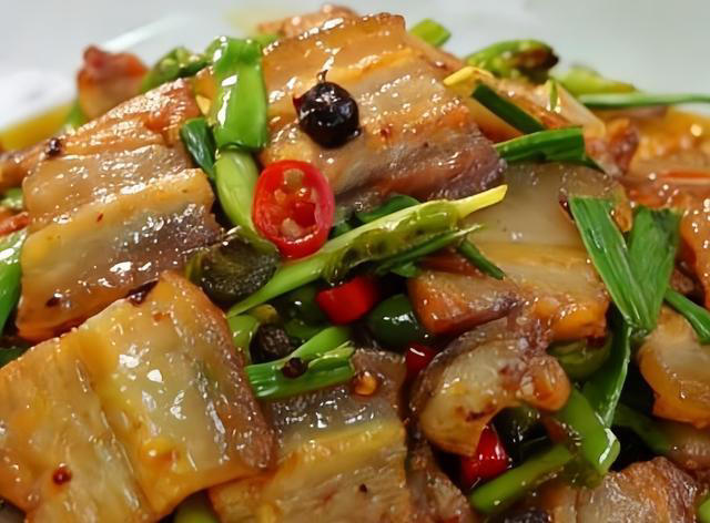 经典家常回锅肉太香!肉片焦香卷边肥而不腻，配米饭能炫两碗