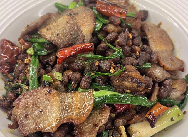 经典家常回锅肉太香！肉片焦香卷边肥而不腻，配米饭能炫两碗