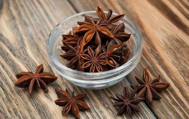 炖鱼时，2种调料不要放，否则越炖越腥，越炖越柴，很多人不知道