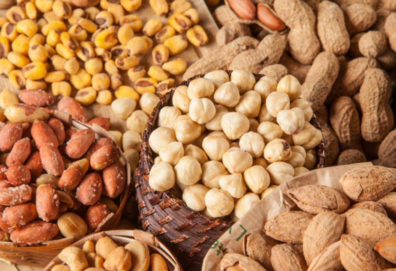 医生建议：中老年人少吃瓜子花生，常吃这4种零嘴，会更健康！